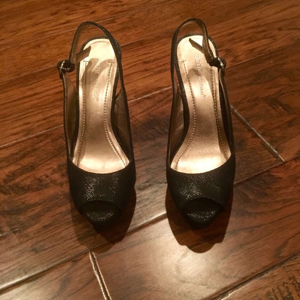 BCBG BLACK PUMPS SIZE 6